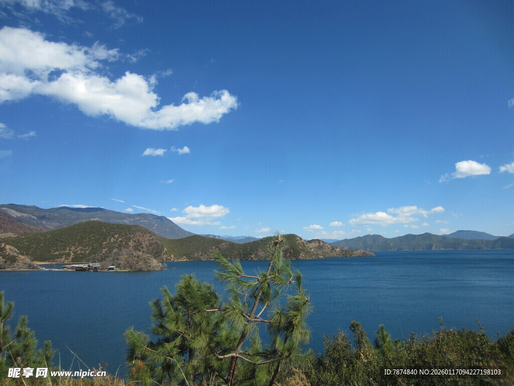 湖畔青山蓝天美丽风光