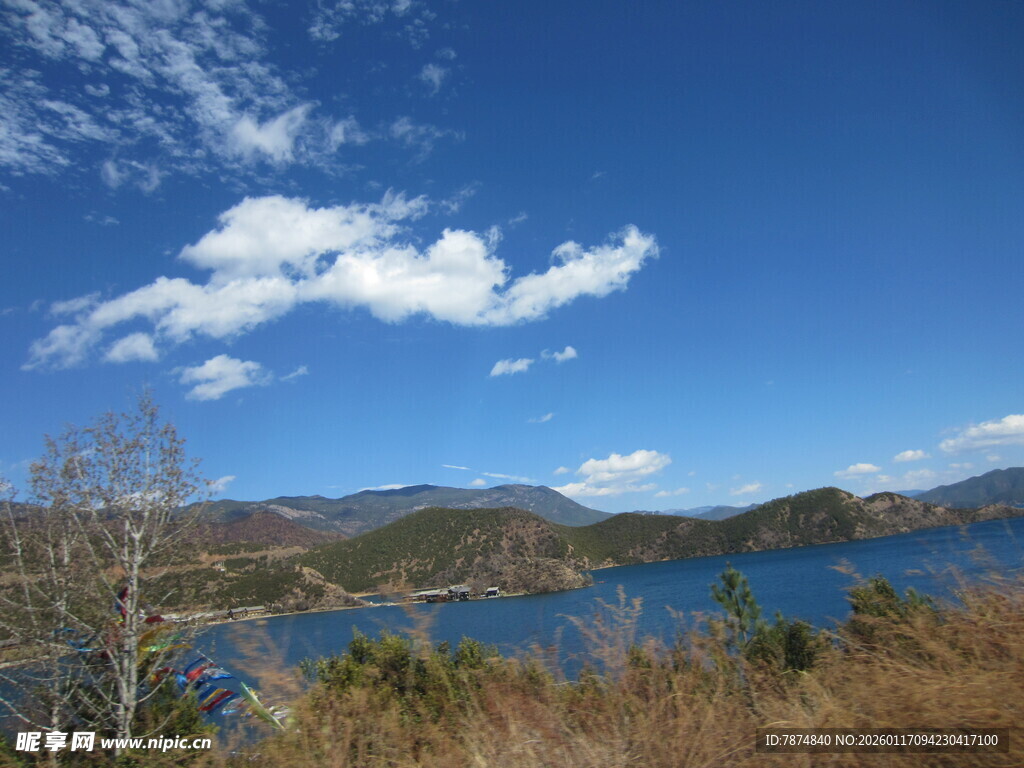 蓝天碧水间的秀丽湖景