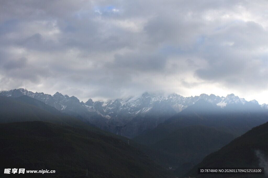 云雾缭绕的壮丽山脉