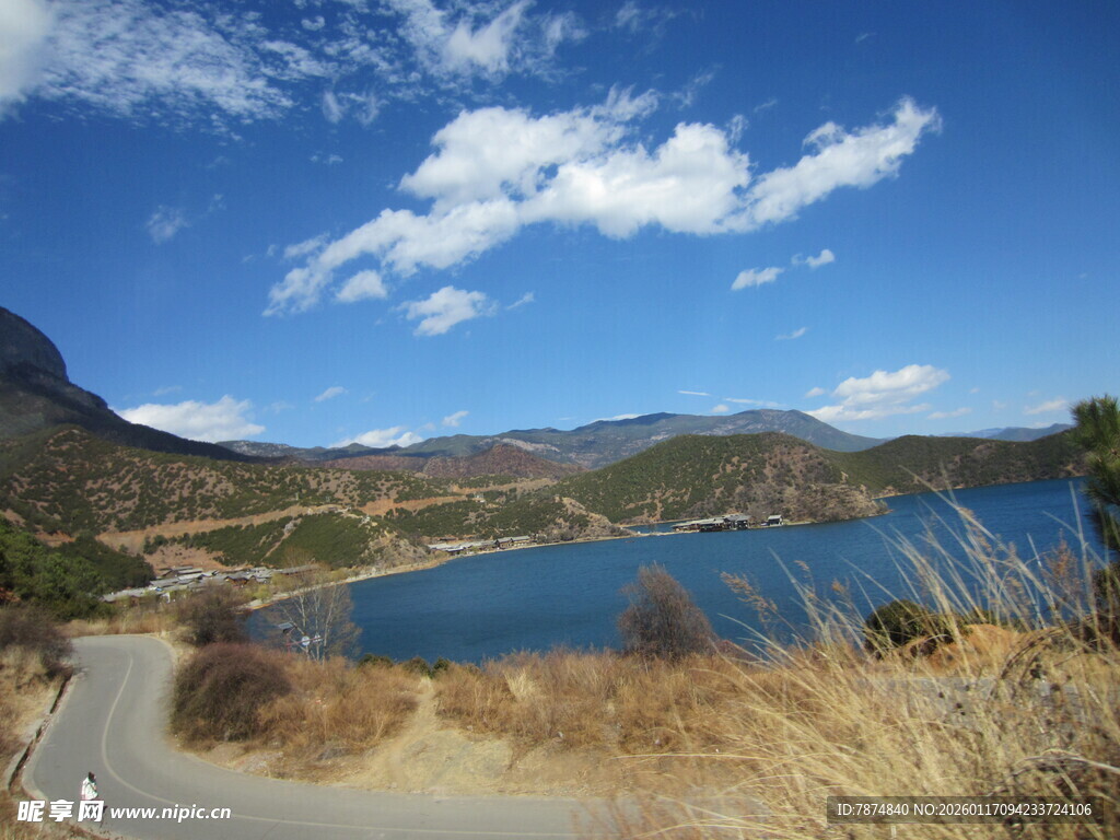 湖畔山路美景