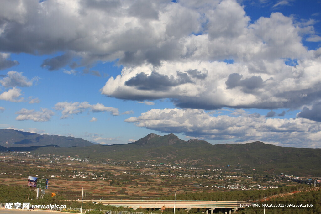 蓝天白云下的远山风景