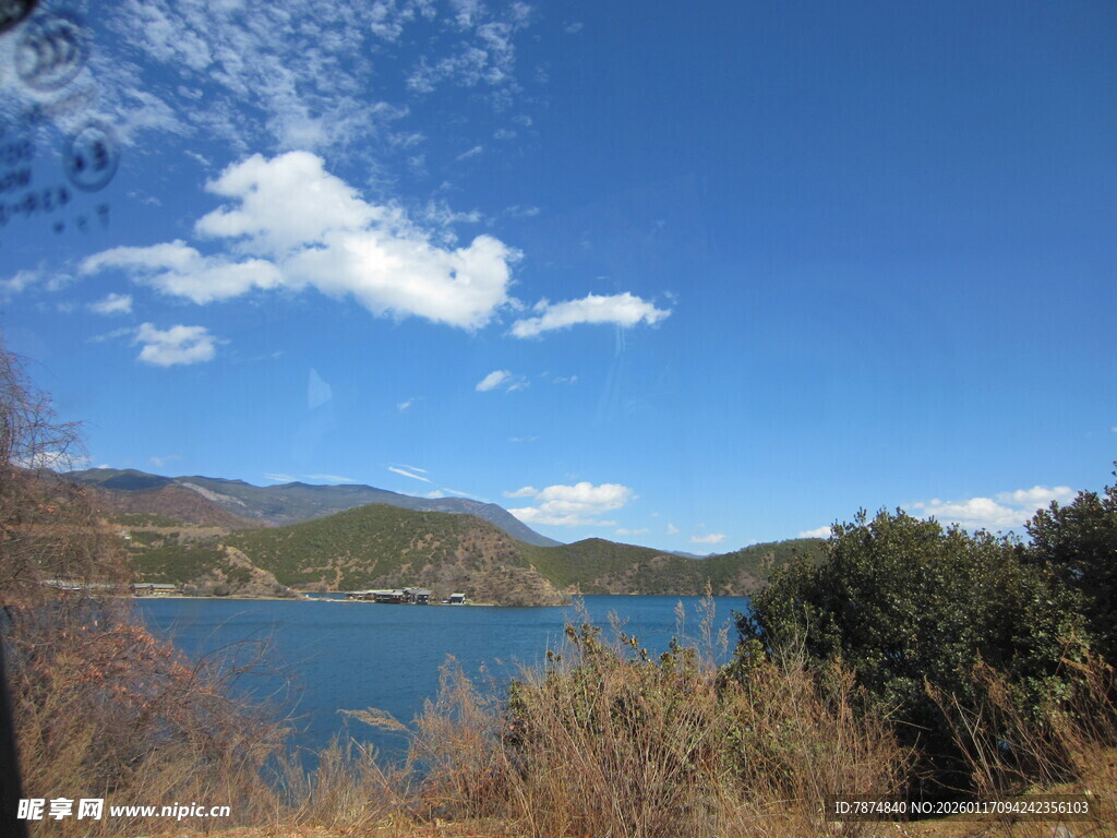 湖畔蓝天美景
