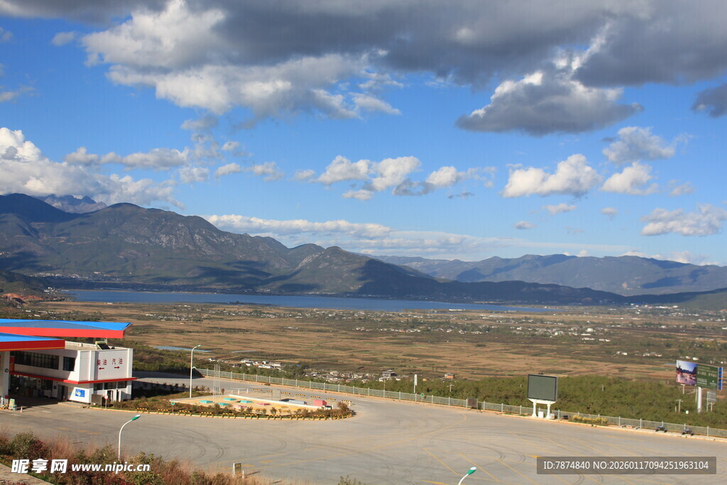 山间开阔地的红顶建筑