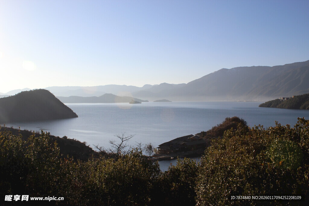 湖畔山林间的静谧风光