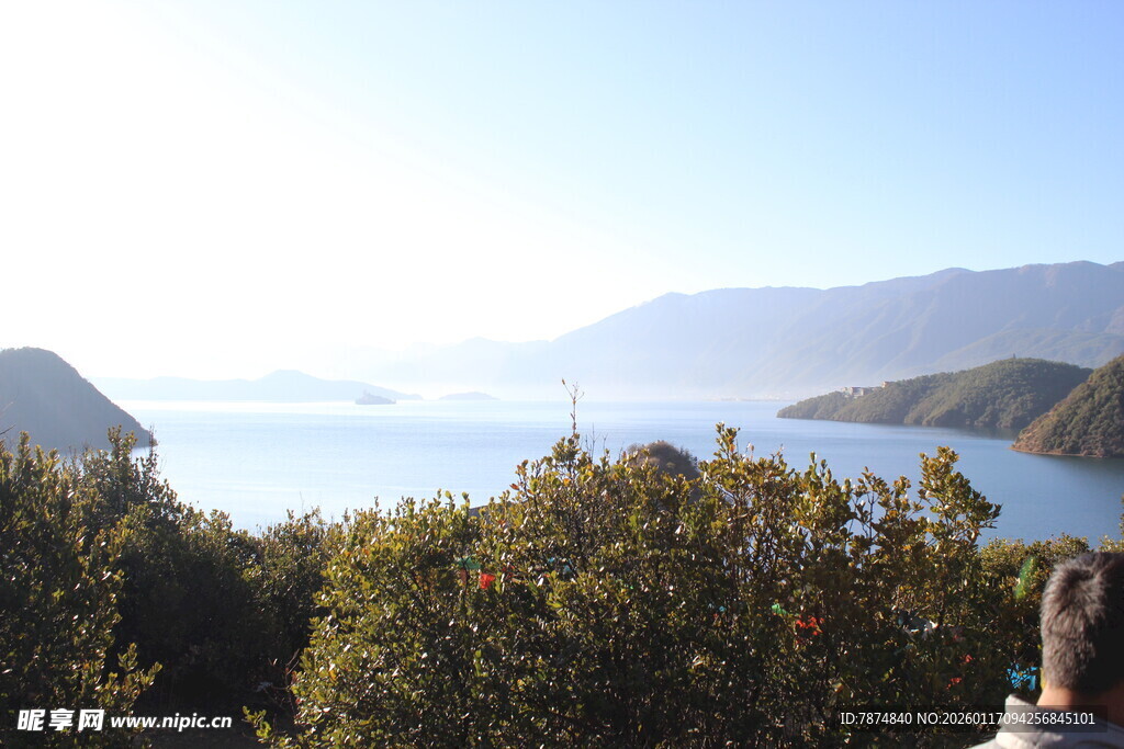 湖畔山林美景