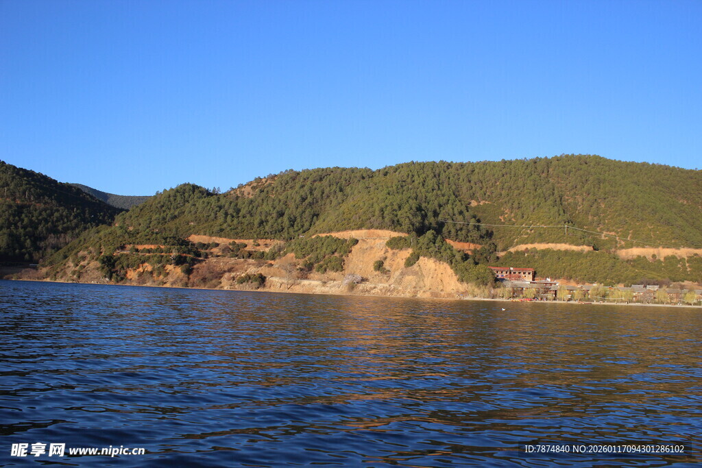 湖畔青山美景