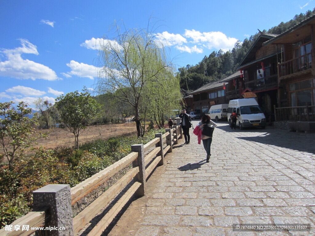 乡村石板路漫步景象