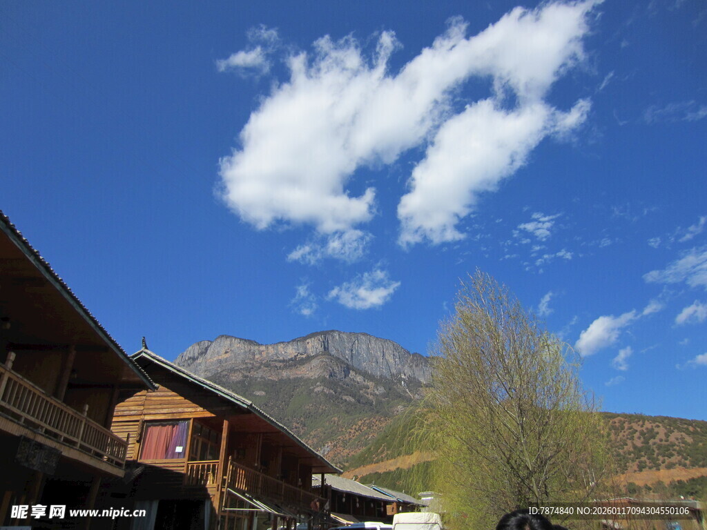 山村风景 蓝天白云下的屋舍