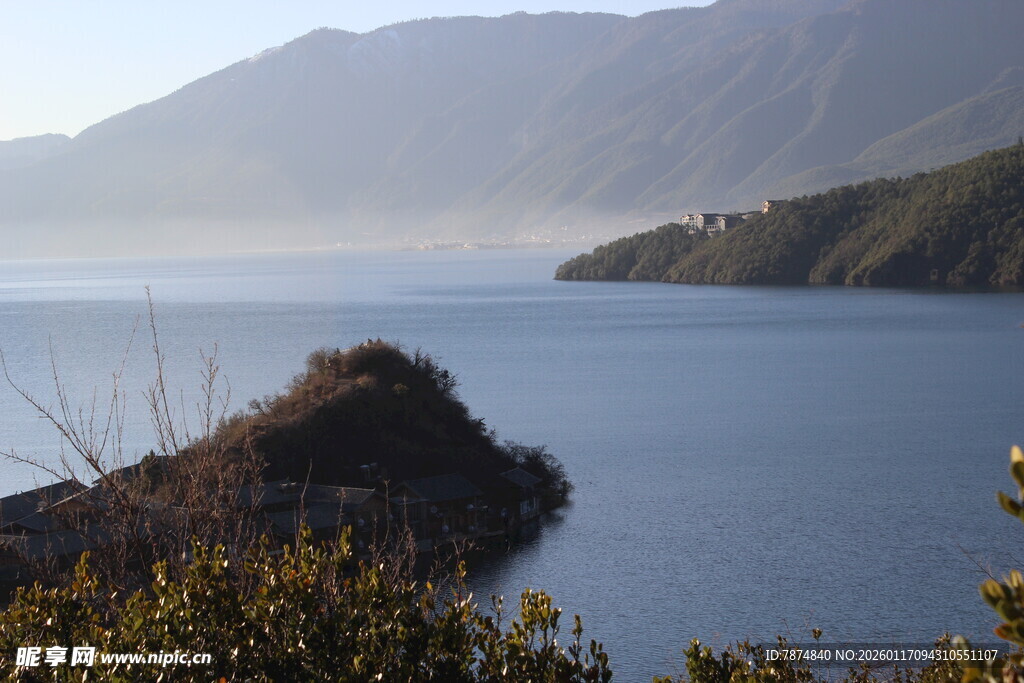 宁静湖景与远山风光