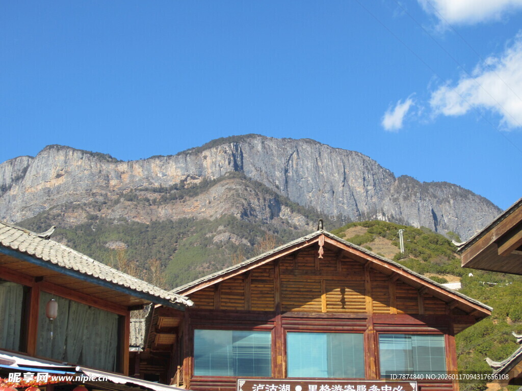 山间木屋与壮丽山景