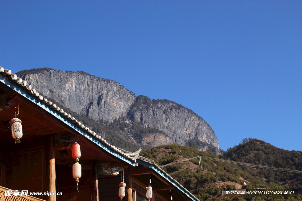 古建旁的巍峨青山