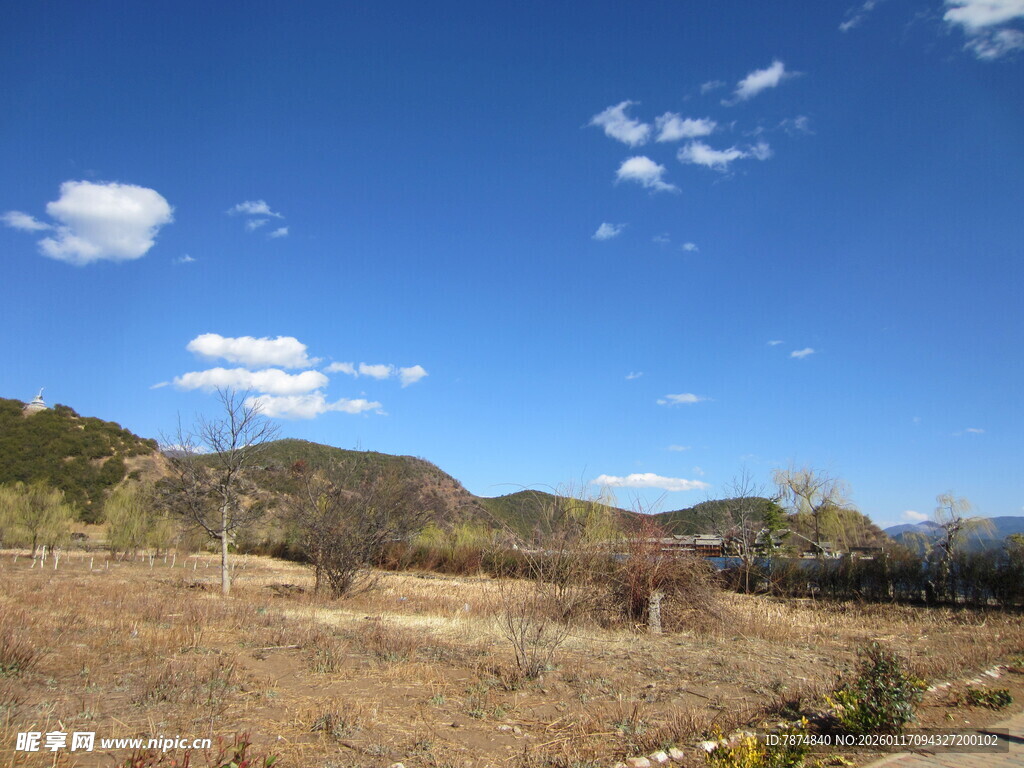 蓝天旷野下的宁静山地