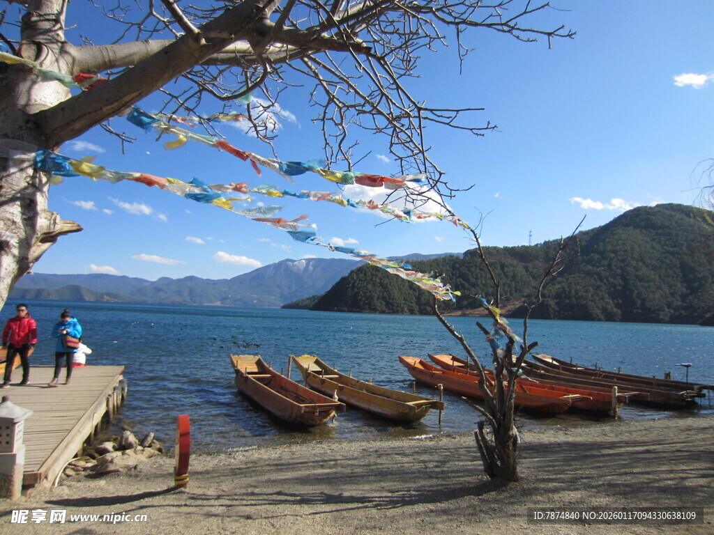 湖畔停舟与飘扬经幡之景