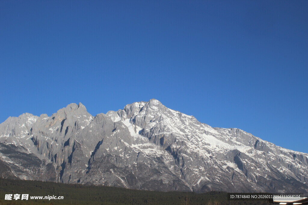 巍峨雪山蓝天背景