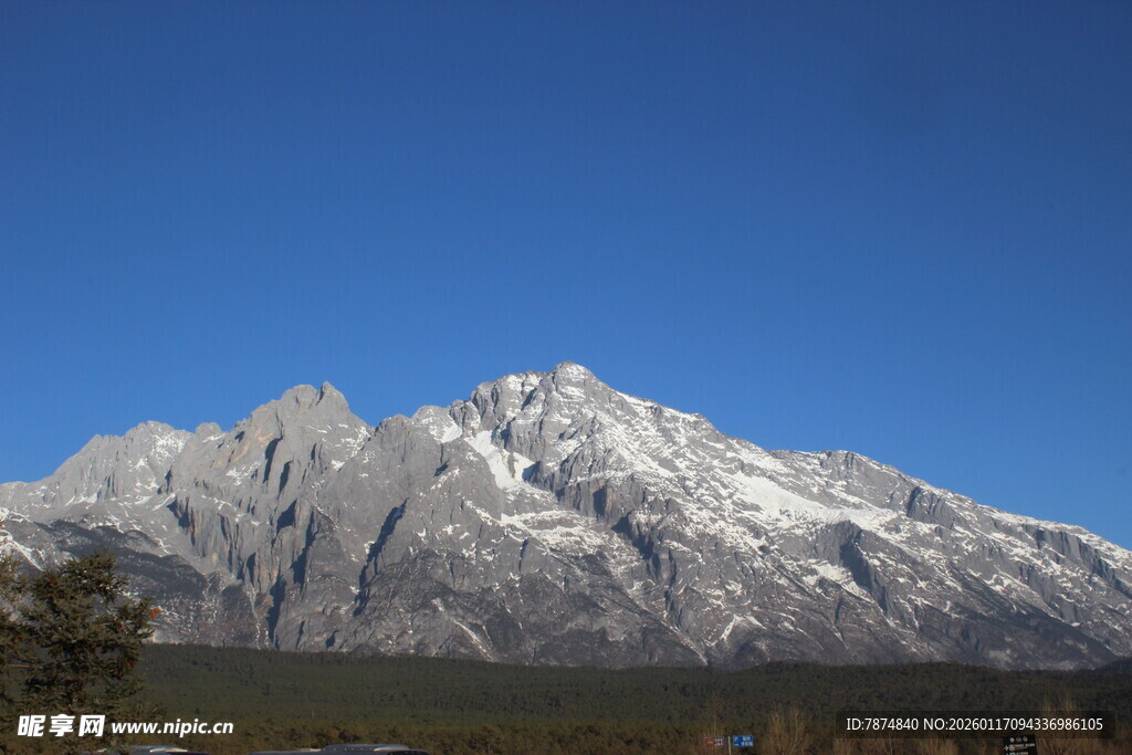 巍峨雪山蓝天壮丽景观