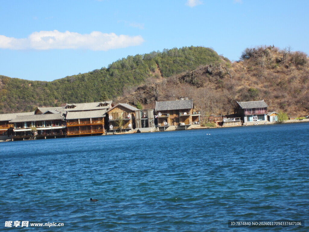 湖畔村落 山水相依的美景