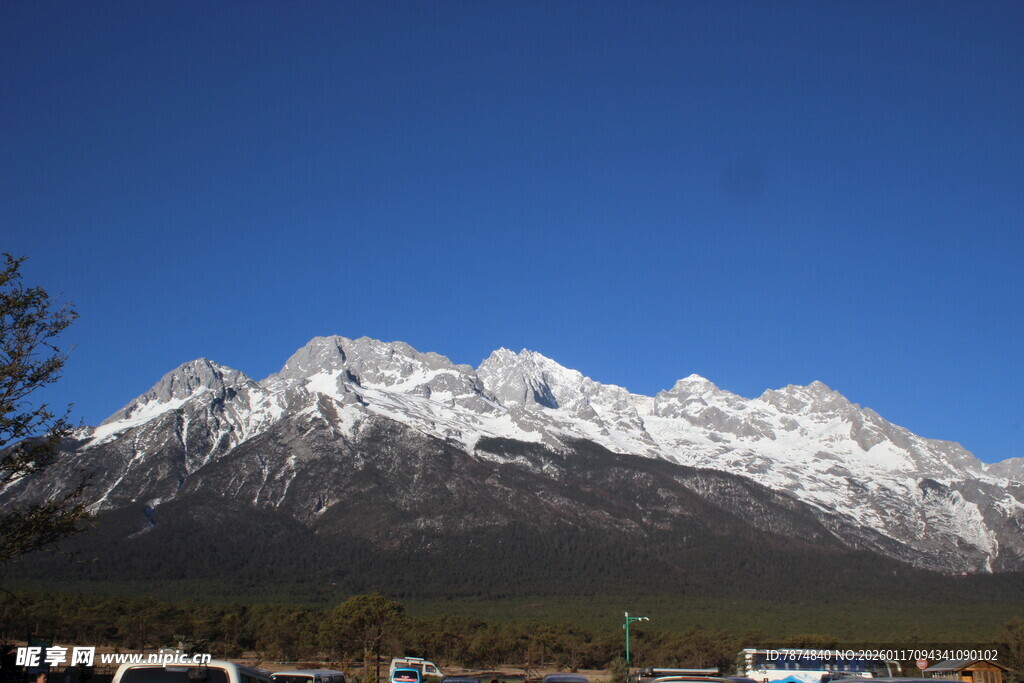巍峨雪山映蓝天