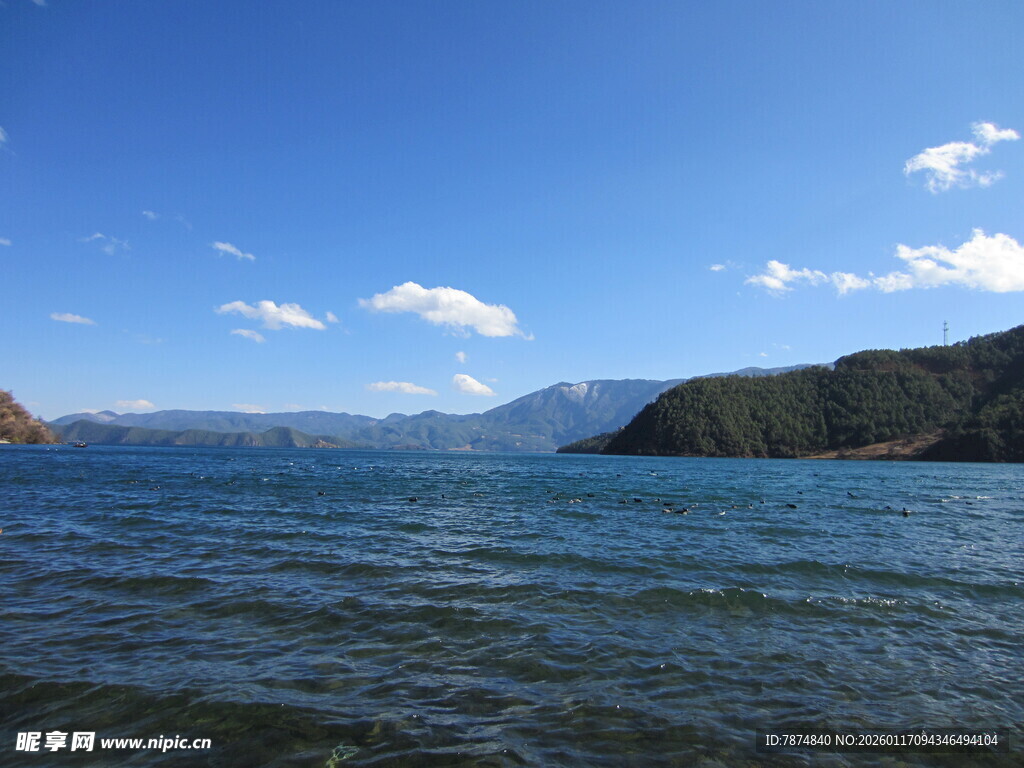 辽阔海面与远处山峦美景
