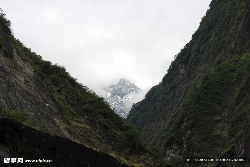 峡谷中的云雾缭绕山峰