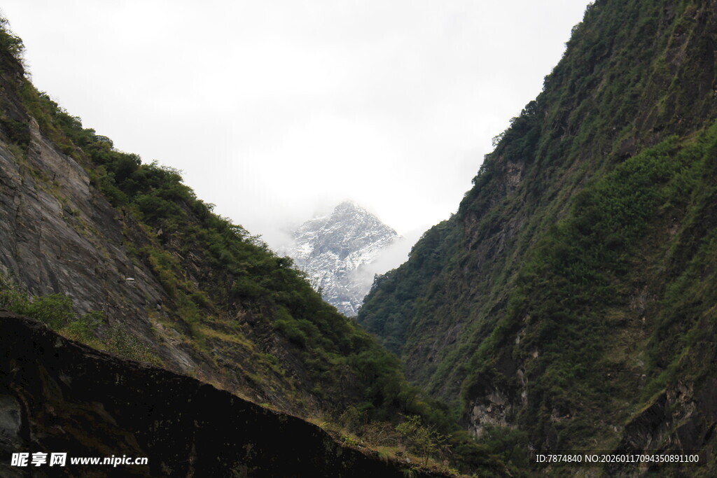 峡谷间的巍峨雪山