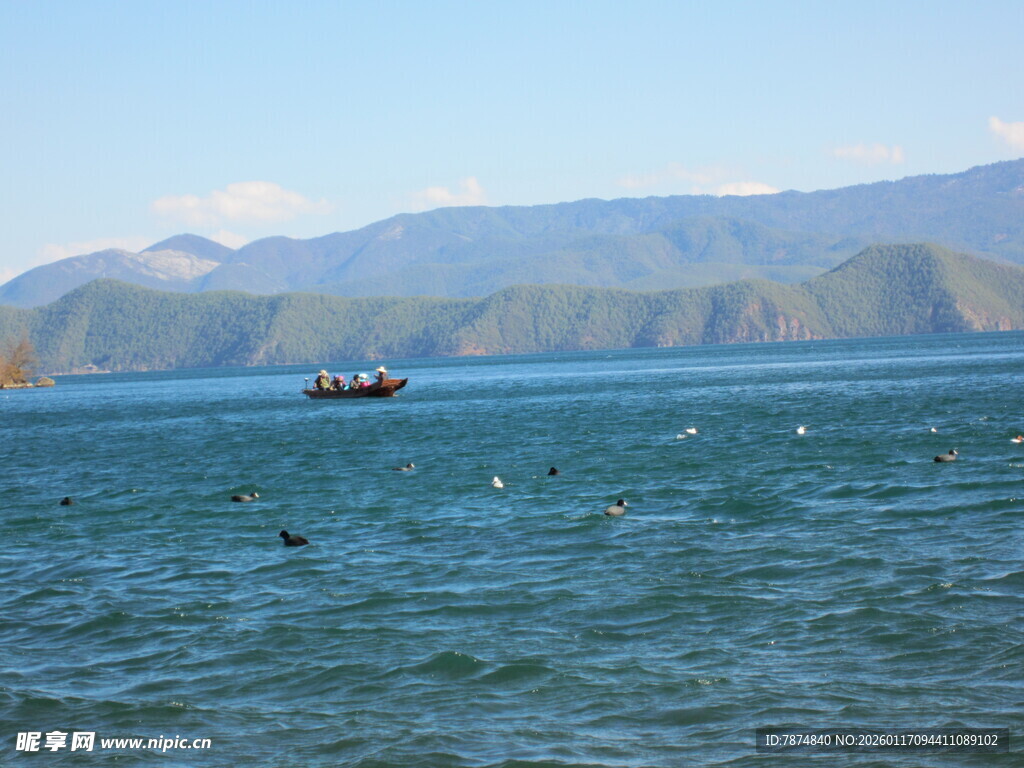 海上船只与远处山峦景色