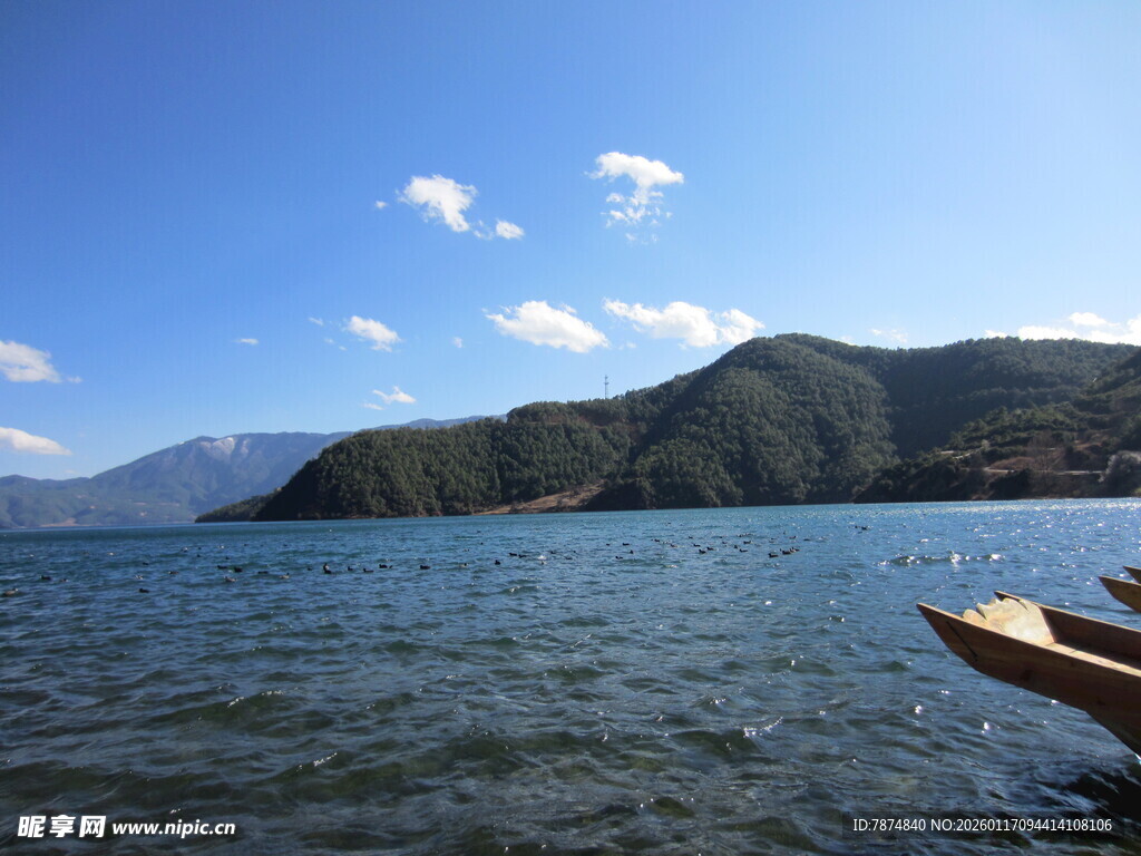 湖畔美景 小船静泊于山水间