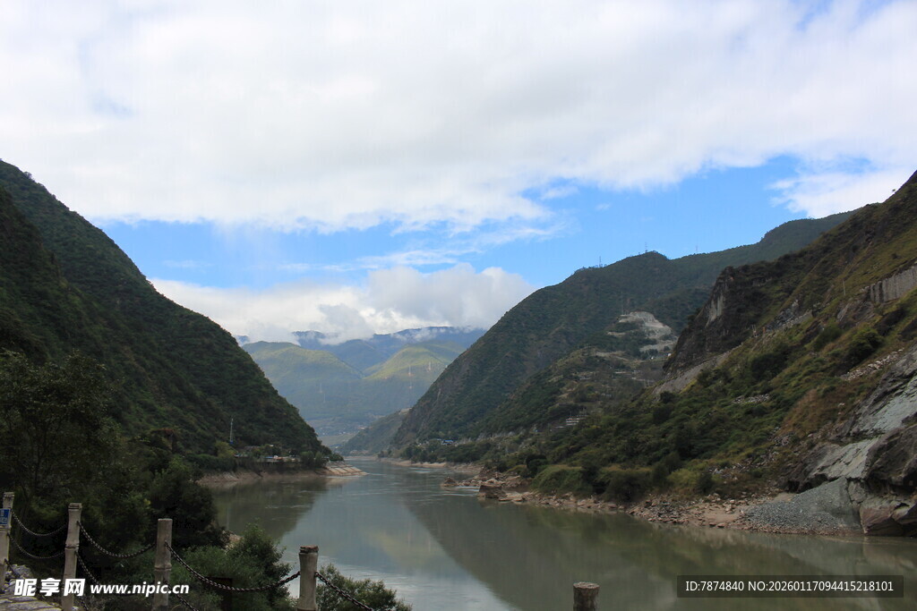 壮丽峡谷中的蜿蜒河流