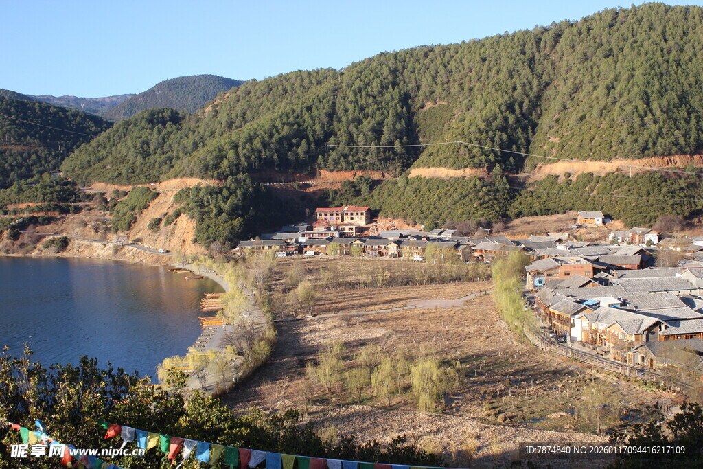 湖畔山村美景