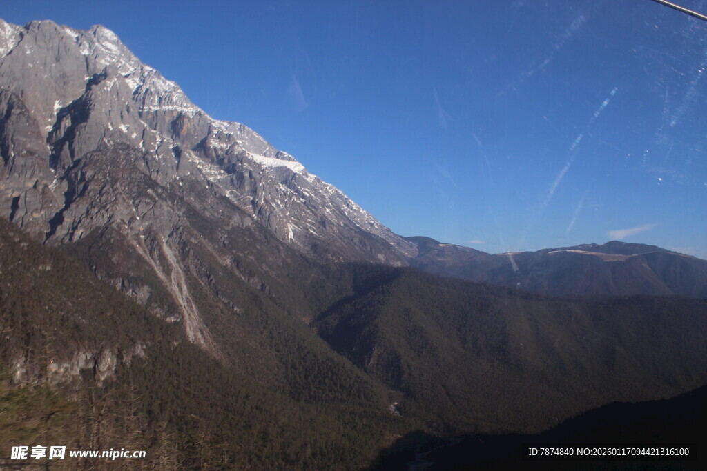 壮丽巍峨雪山景观