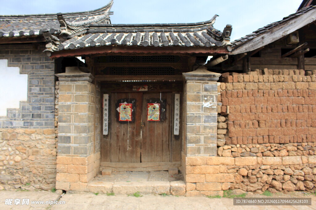 古朴乡村老屋门