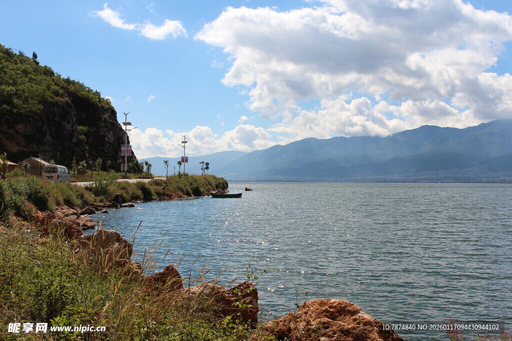 湖畔青山美景