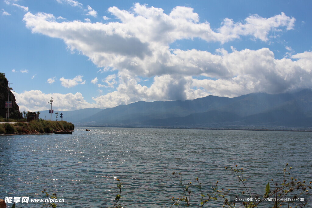 湖畔山水景 云绕山峦间
