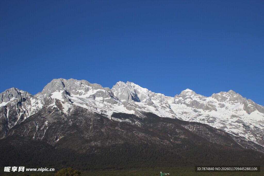 巍峨雪山 蓝天映衬壮丽景