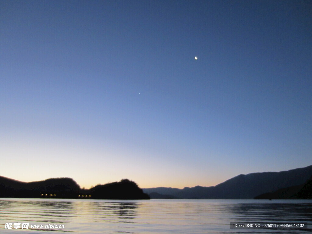 黄昏湖畔 天际孤星闪耀