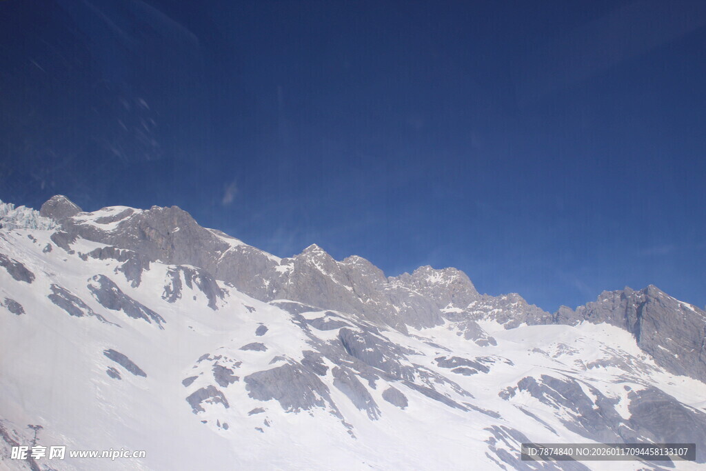 巍峨雪山壮丽景致