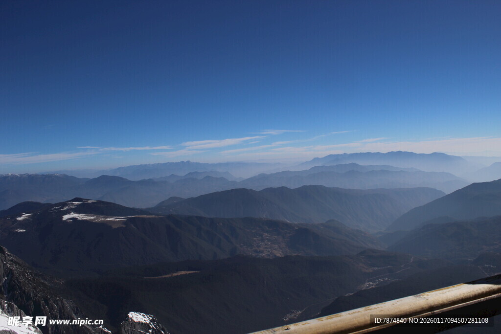 高空俯瞰连绵山脉景色