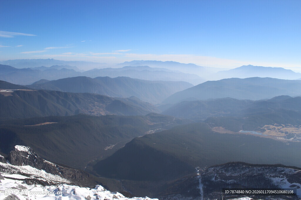 雪山远眺壮丽山峦景色