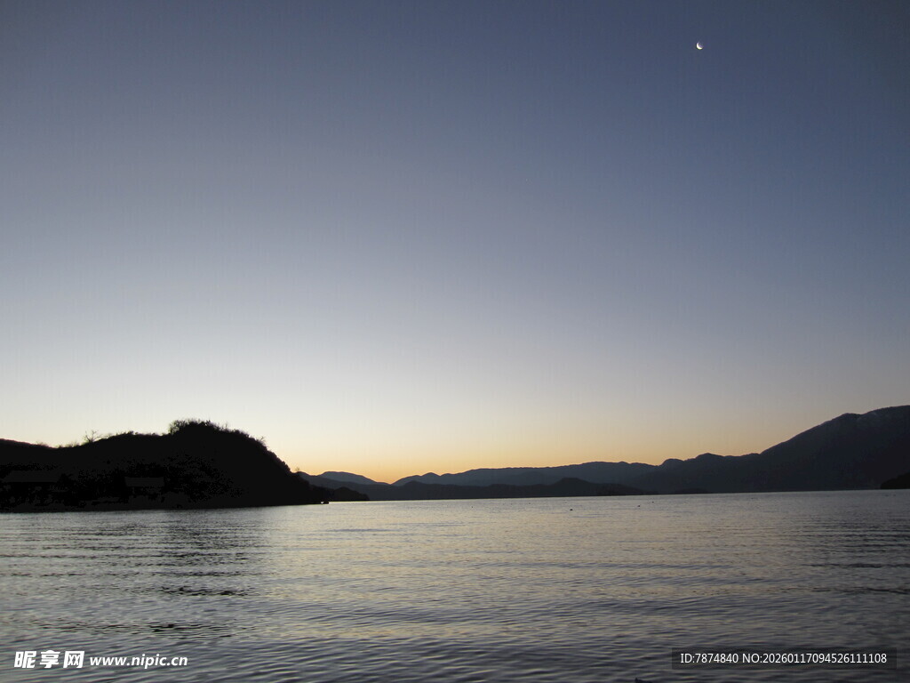 黄昏湖畔静谧美景