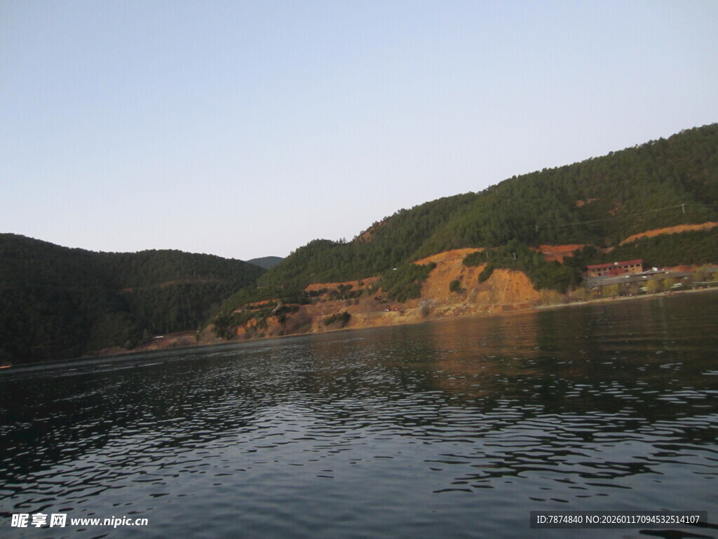 湖畔青山美景