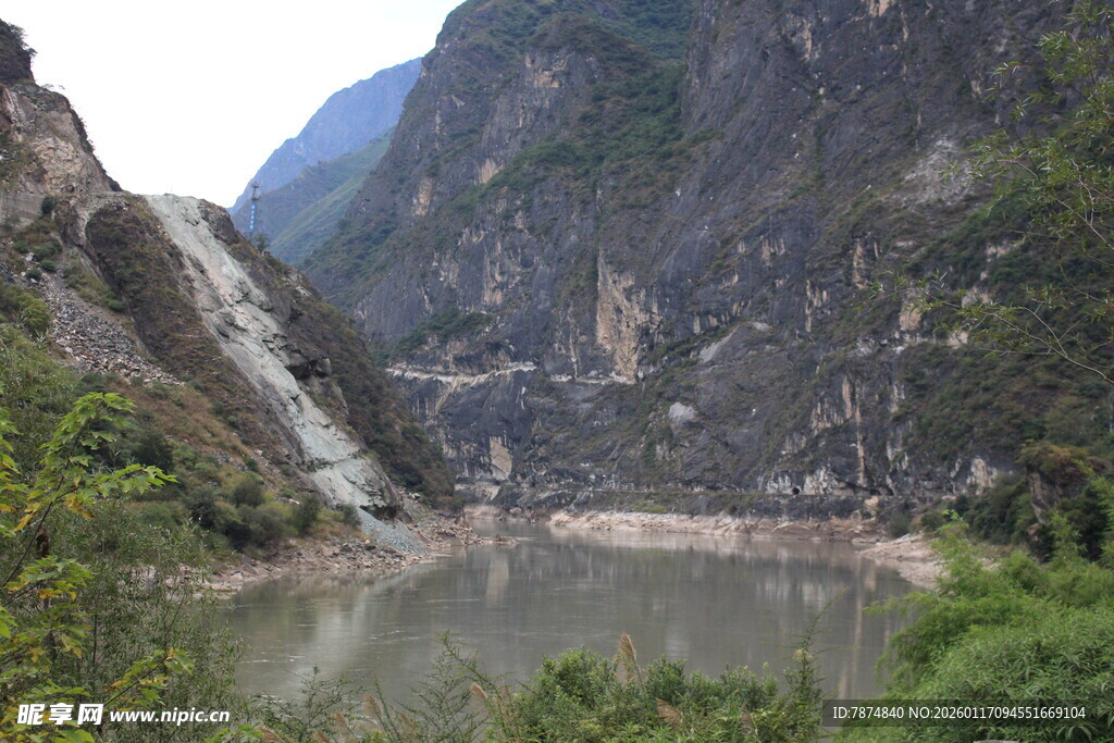 壮丽山水间的峡谷湖泊