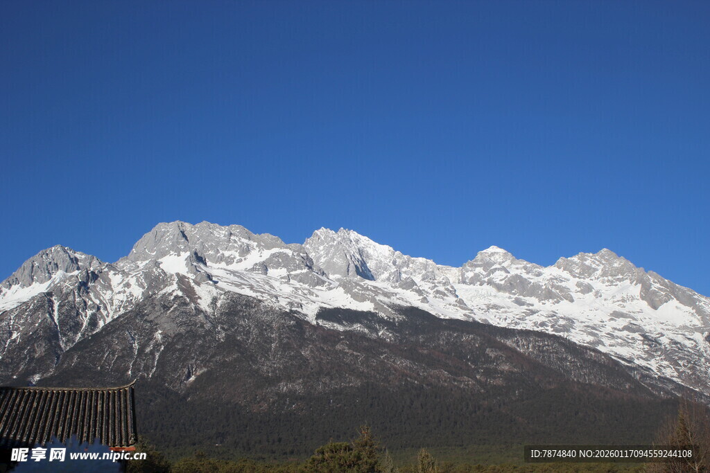 壮丽雪山景观
