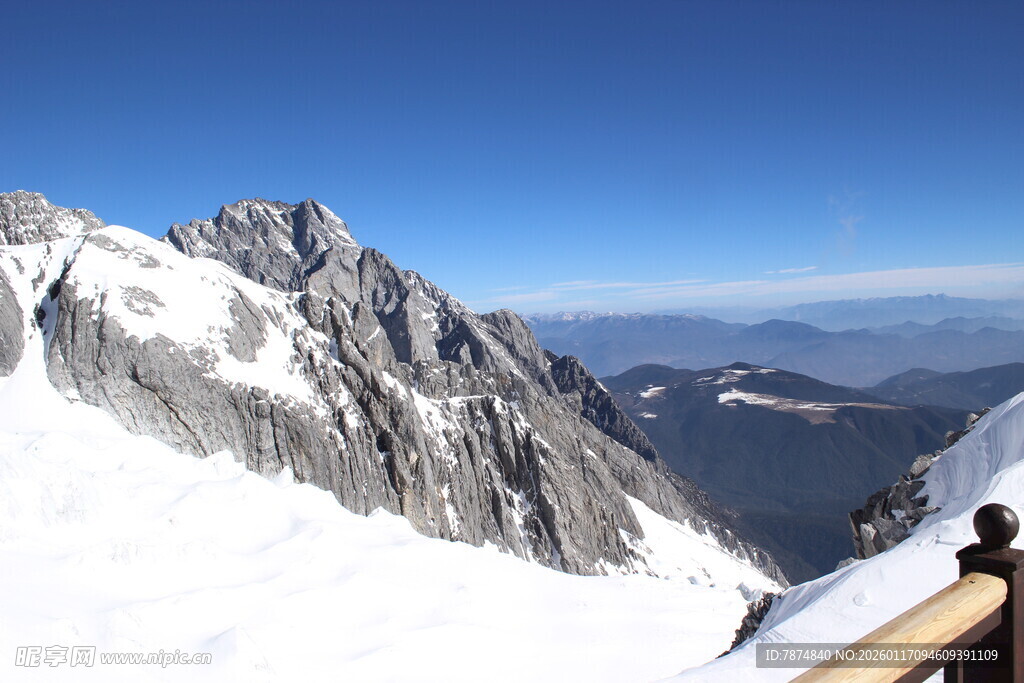 雪山壮丽景观