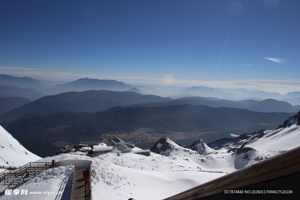 雪山壮丽全景