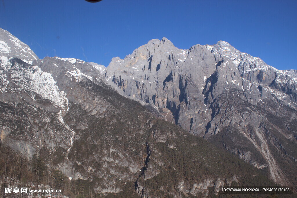 巍峨雪山壮丽景致