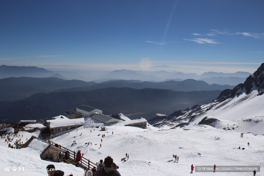雪山滑雪美景