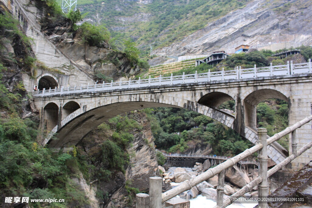 山间高架桥横跨峡谷