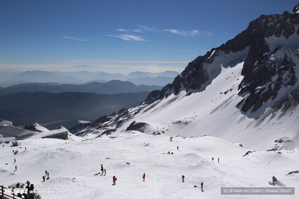 雪山滑雪场景