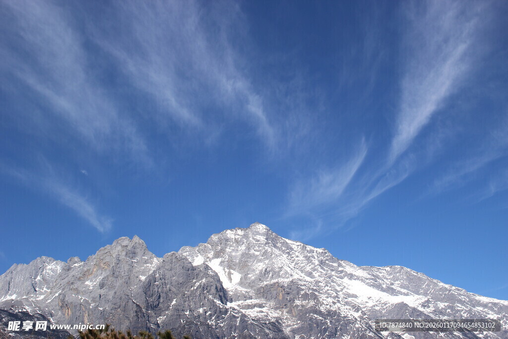 巍峨雪山与飘逸云彩