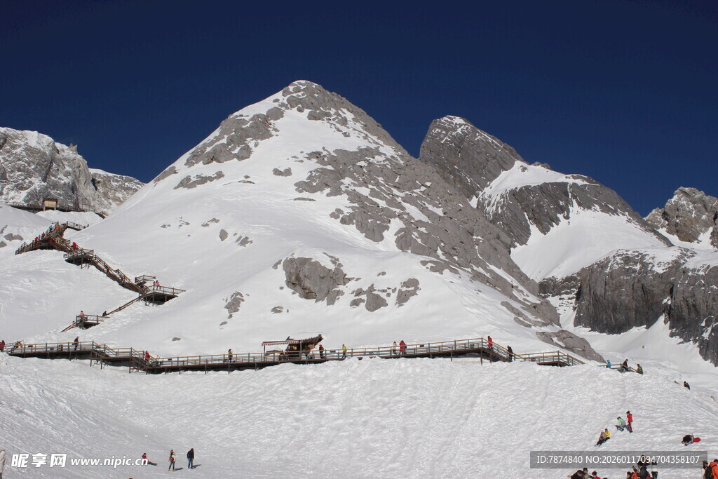 雪山滑雪场景