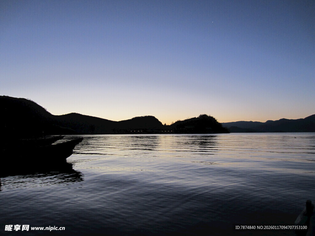 黄昏湖畔静谧山水景致